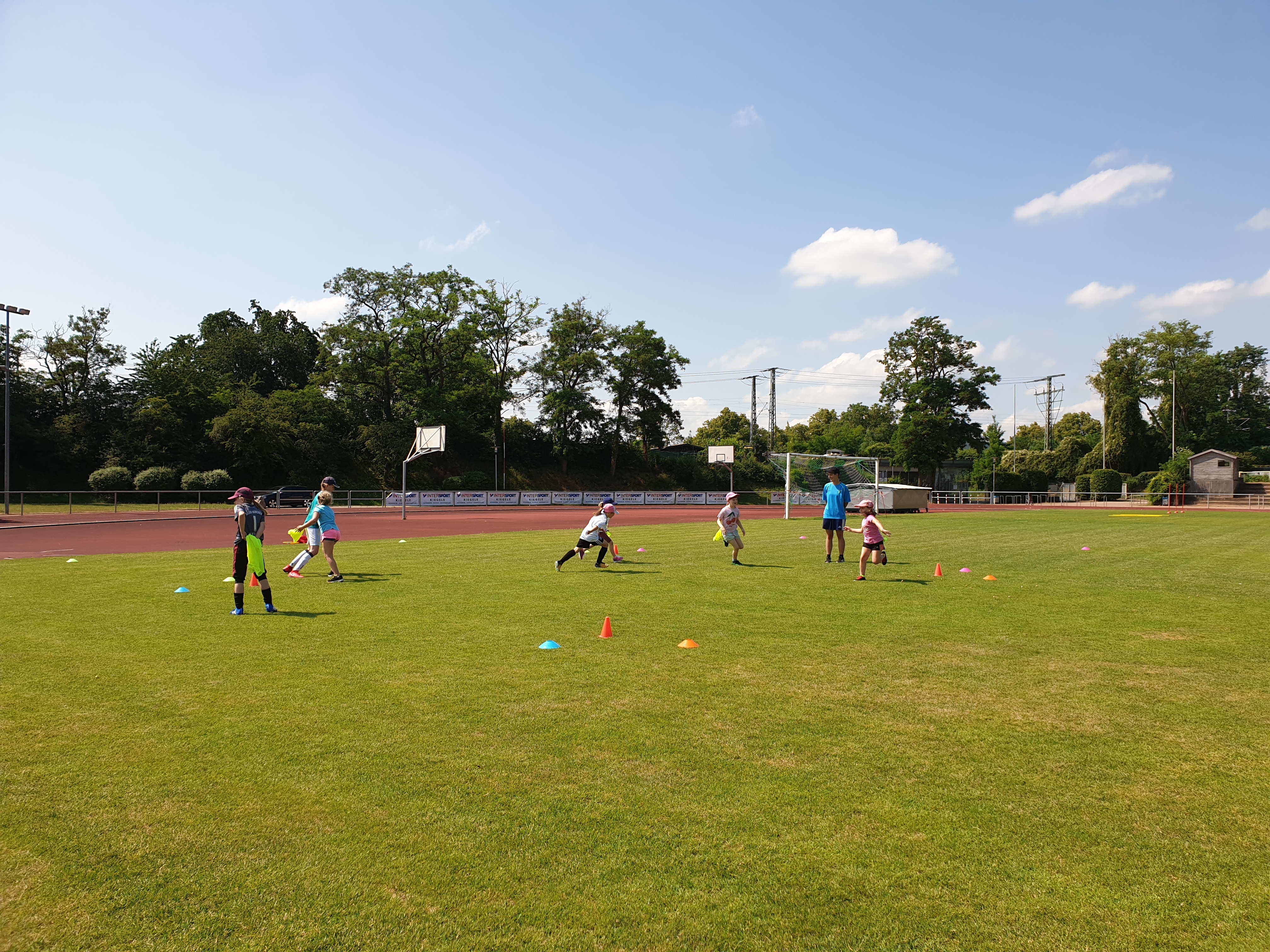 Fußballplatzt mit spielenden Kindern