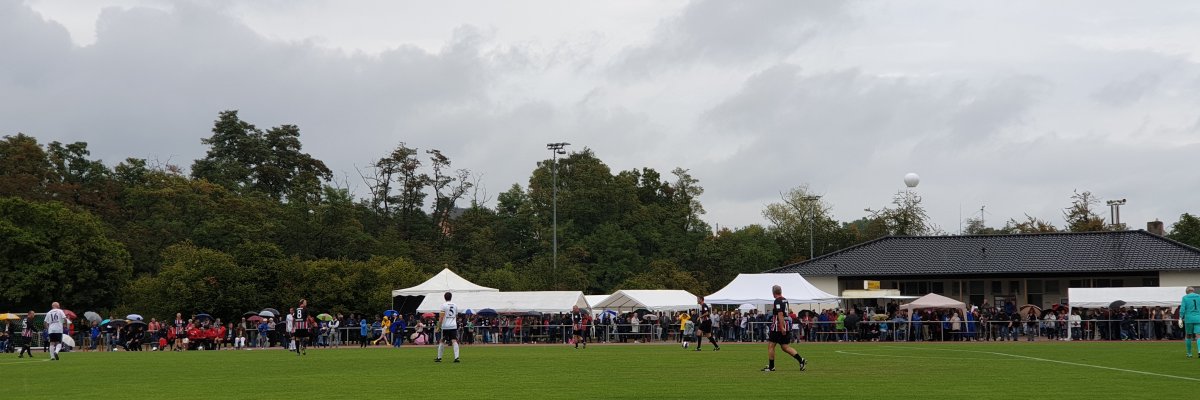 Fußballspiel auf einem Fußballfeld