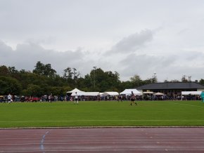 Fußballspiel auf einem Fußballfeld