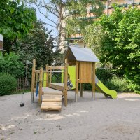 Klettergerüst auf dem Spielplatz der Rheinwiesen