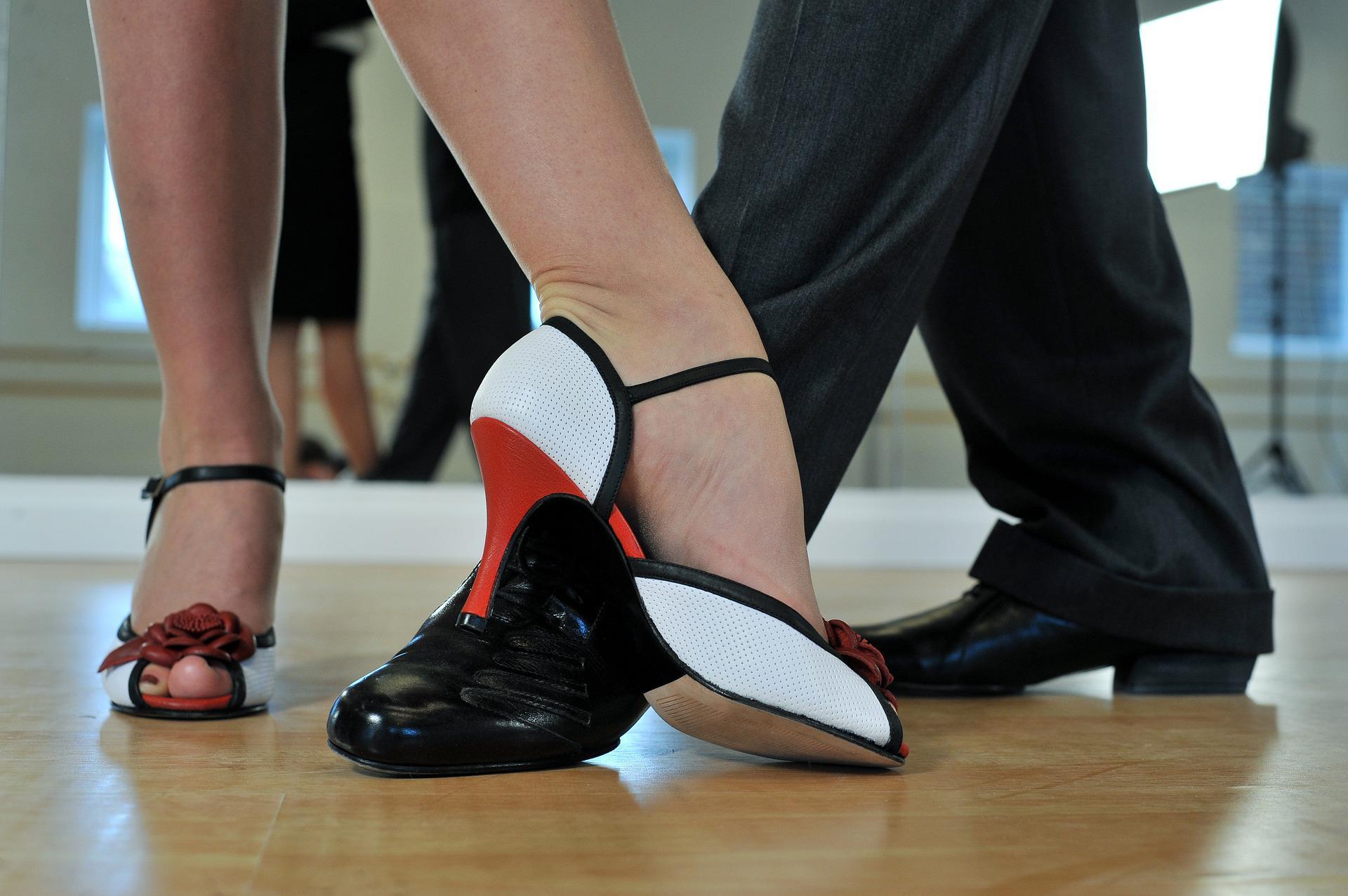 Zwei beine von Tänzern die Tango Tanzen