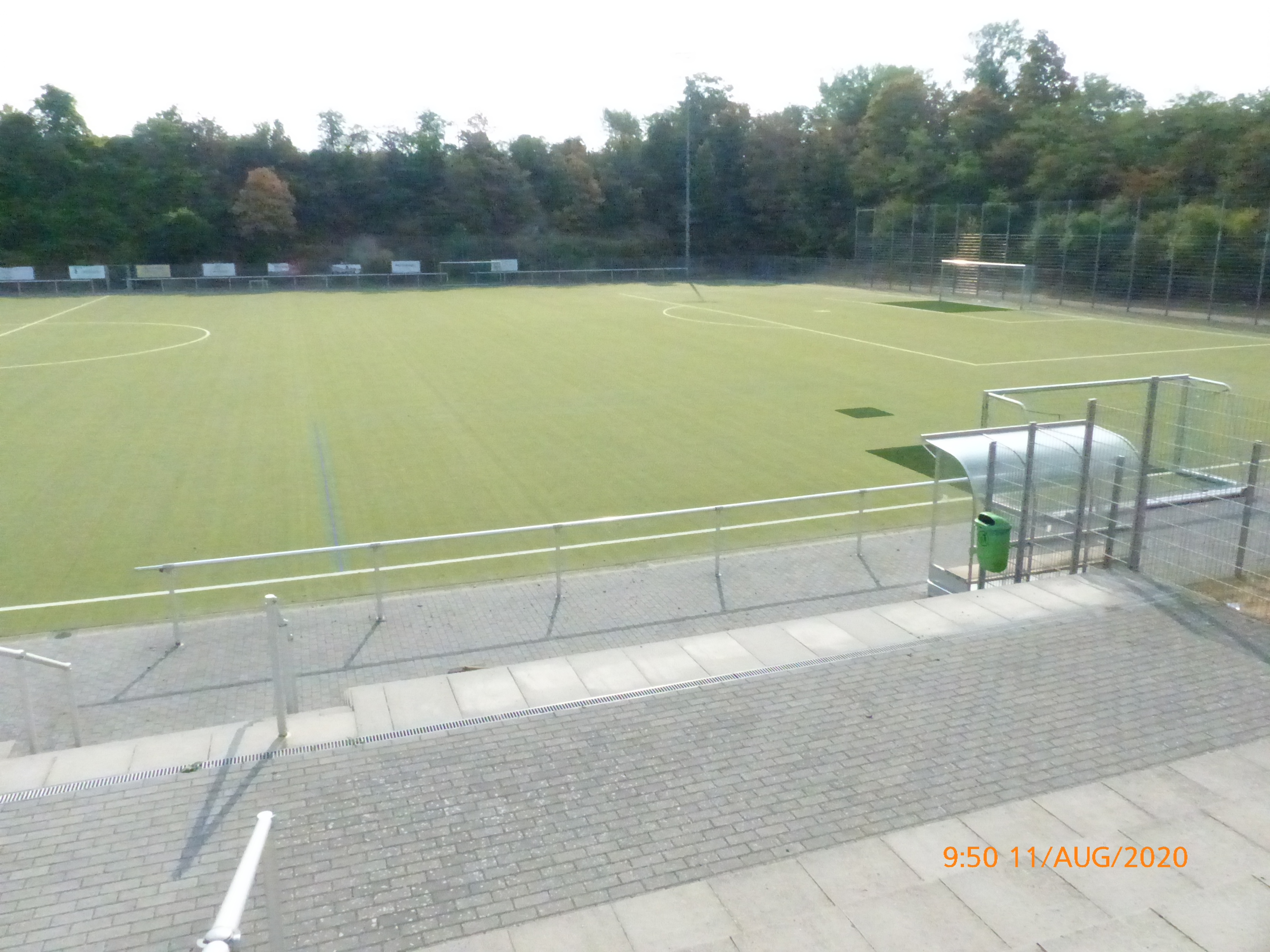 Kunstrasenplatz im Rheingaustadion