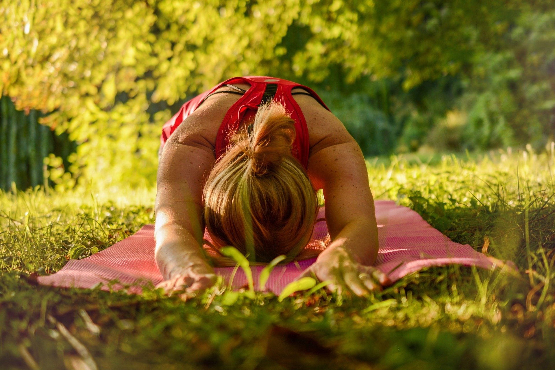 Yoga machende frau im Park