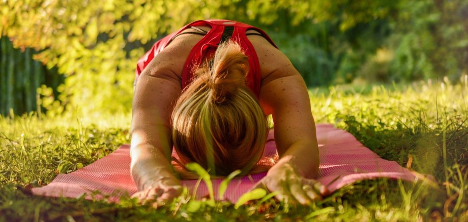 Yoga machende frau im Park