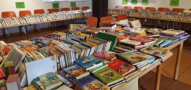 Bücher auf einem Tisch