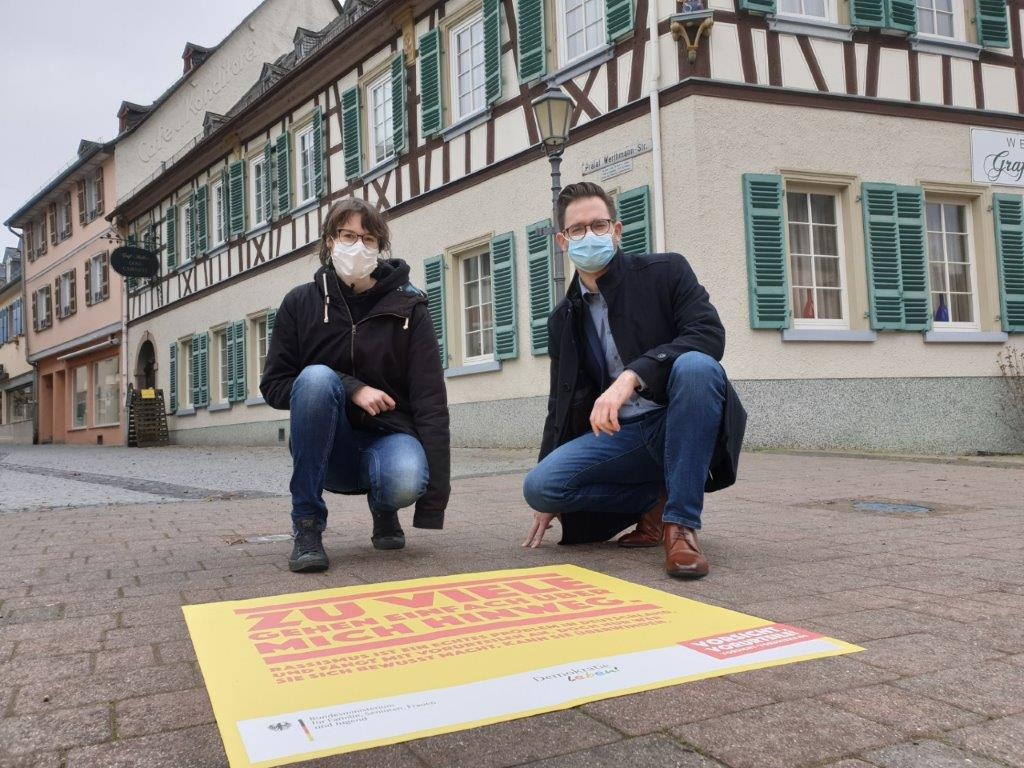 Annemarie Freudenberg und Christian Aßmann mit Bodenplakat