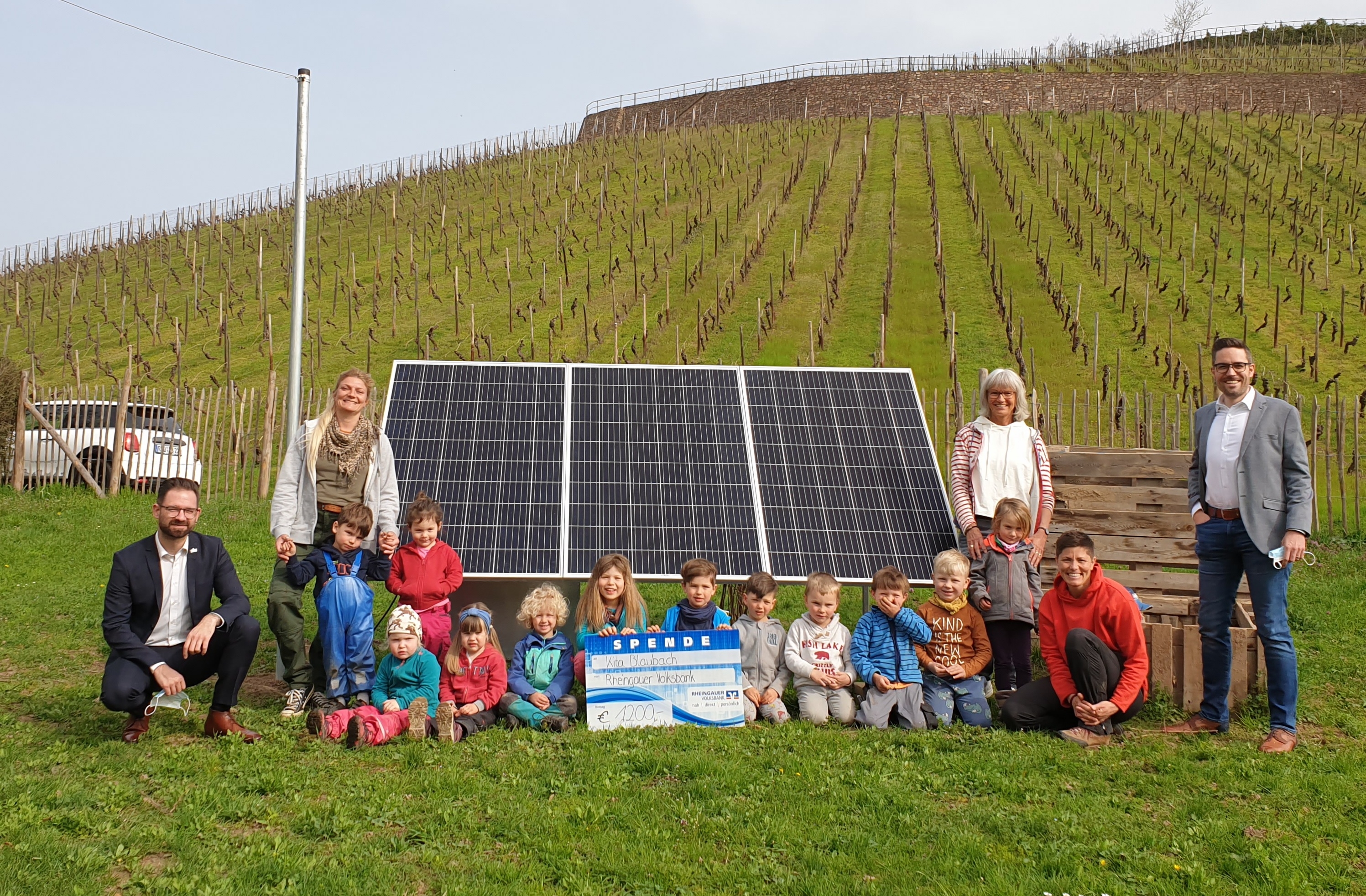 Spendenübergabe an der Solarzelle