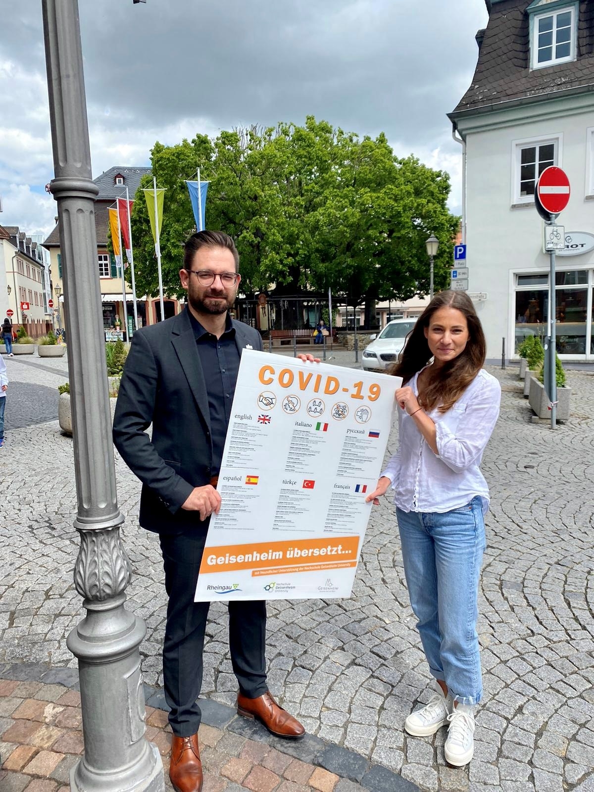 Bürgermeister Christian Aßmann und Isabé Sophie Cratz mit Plakat
