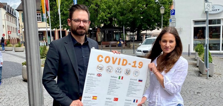 Bürgermeister Christian Aßmann und Isabé Sophie Cratz mit Plakat