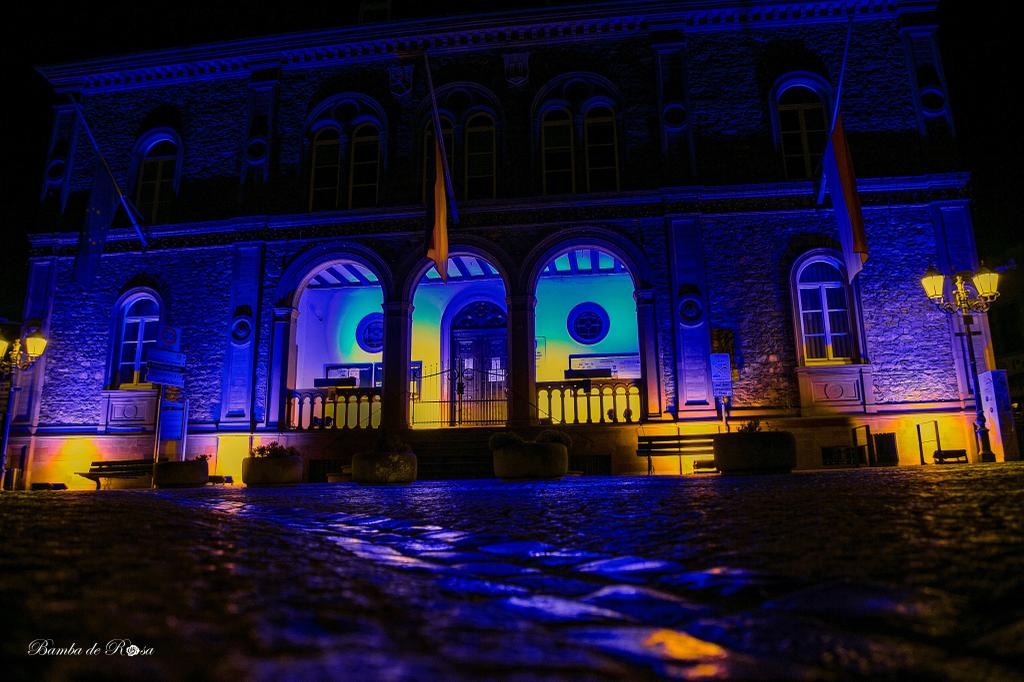 Rathaus illuminiert Bamba da Rosa