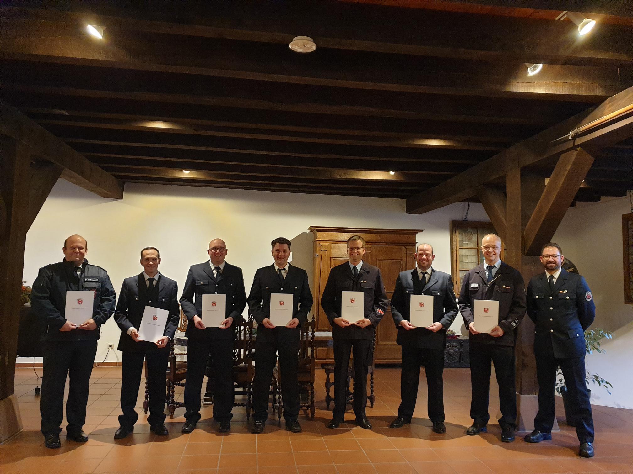 Ernannte Feuerwehrmänner mit Urkunden