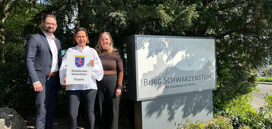 Bürgermeister Aßmann, Standesbeamtin Andrea Heil, Frau Teigelkamp von Burg Schwarzenstein