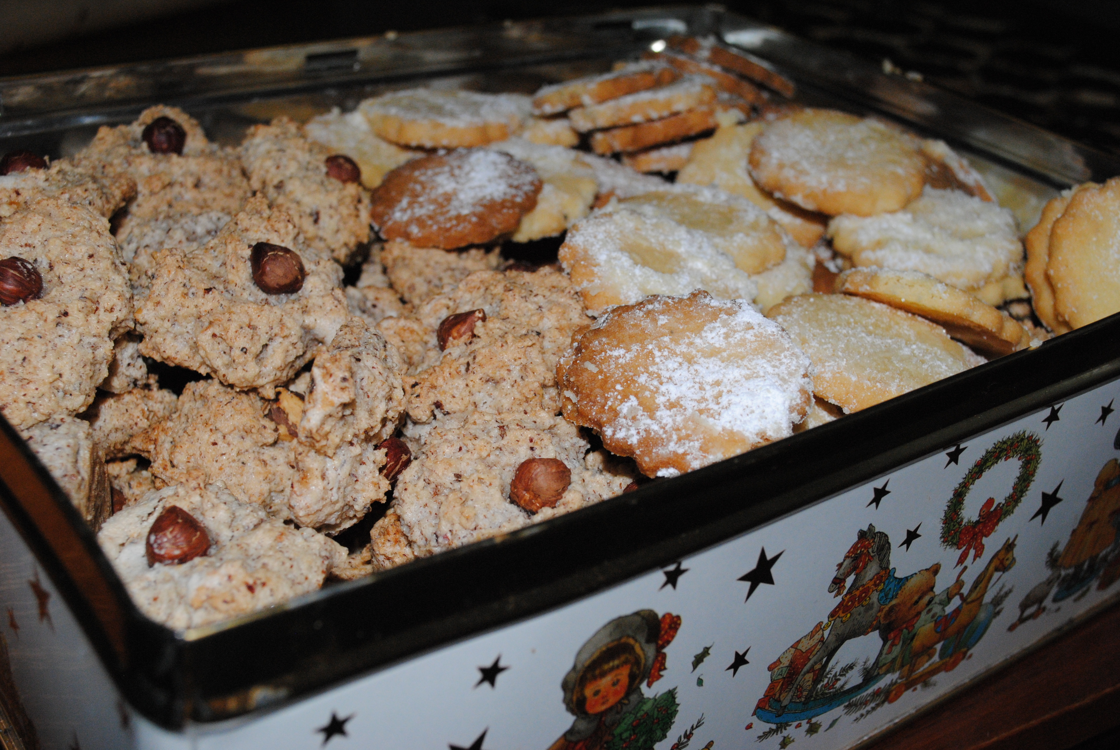 Weihnachtsplätzchen in Weihnachtsdose