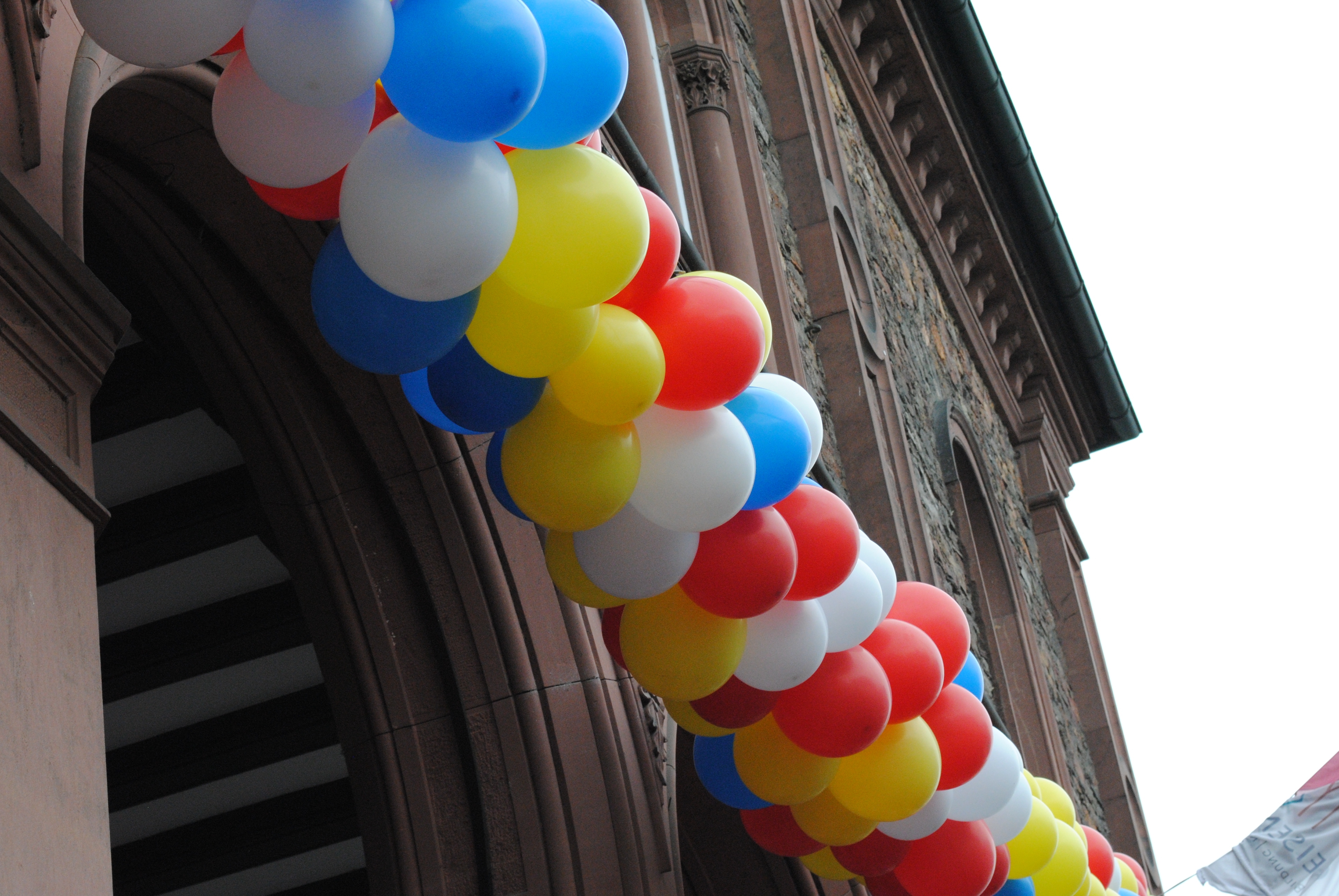 Ballons am Rathaus in den Farben der Fastnacht