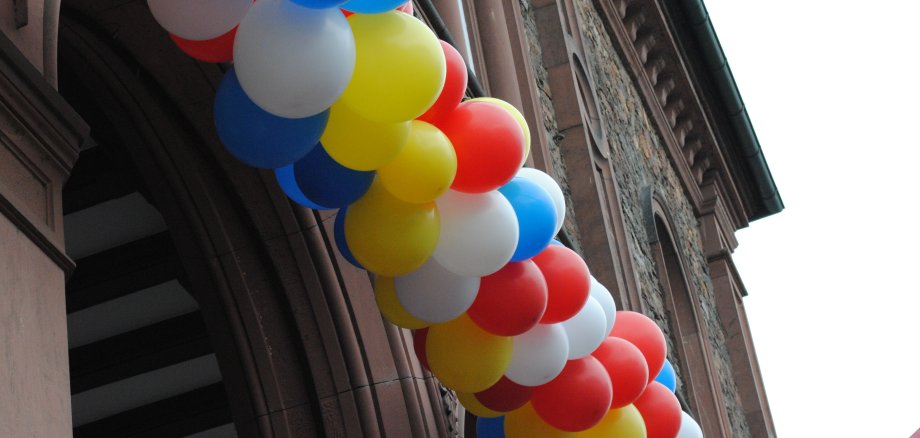 Ballons am Rathaus in den Farben der Fastnacht