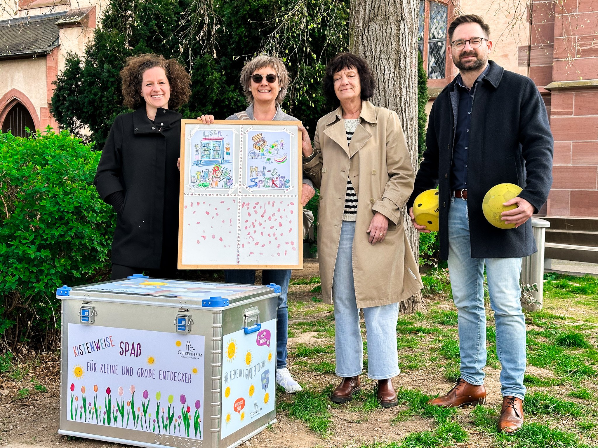 Miriam Kowalewsky, Sitta Derstroff und Petra Aisslinger vom Bündnis für Demokratie übergeben Spielkiste an Bürgermeister Christian Aßmann