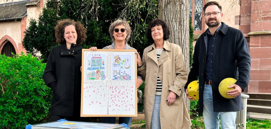 Miriam Kowalewsky, Sitta Derstroff und Petra Aisslinger vom Bündnis für Demokratie übergeben Spielkiste an Bürgermeister Christian Aßmann