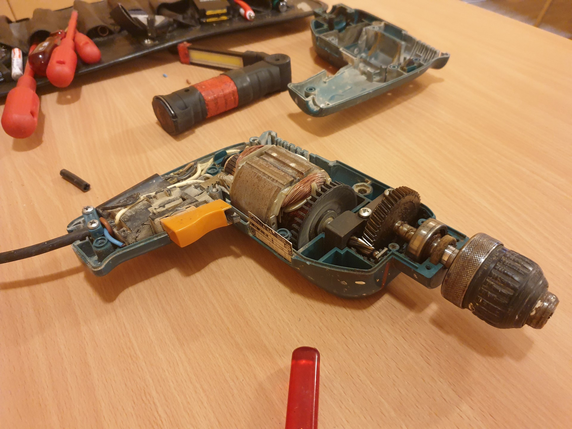 geöffnete Bohrmaschine auf Tisch