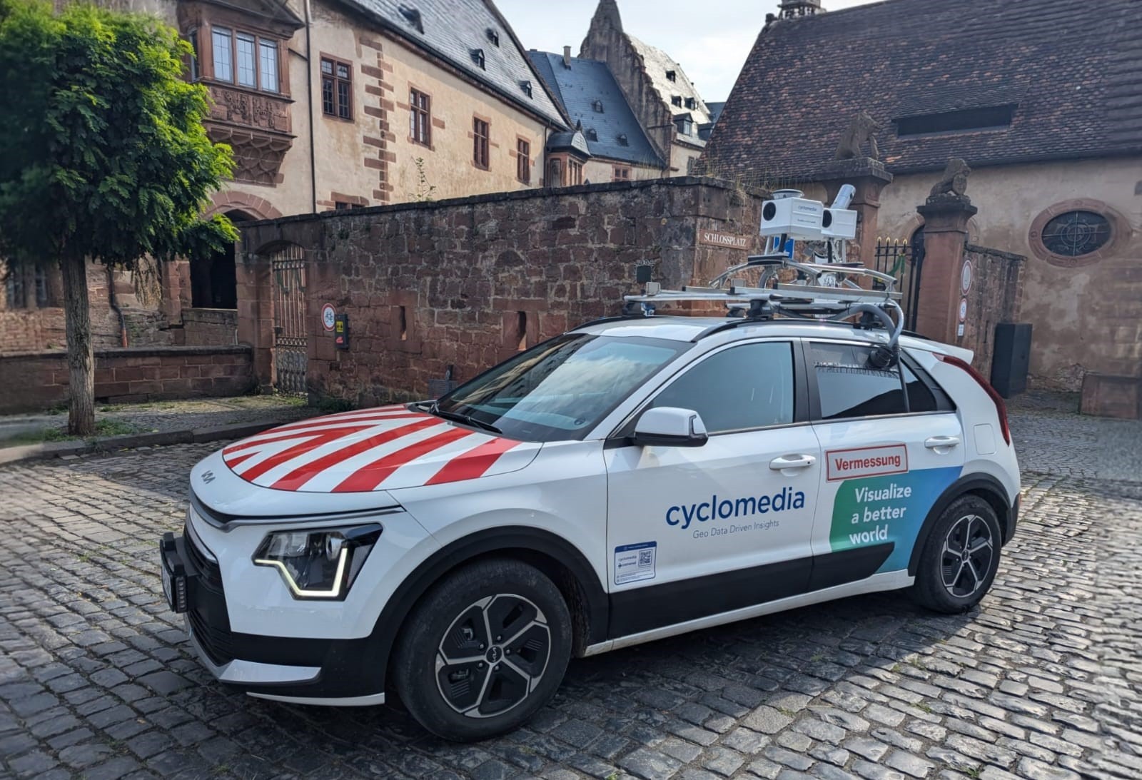 weißes Fahrzeug der Cyclomedia