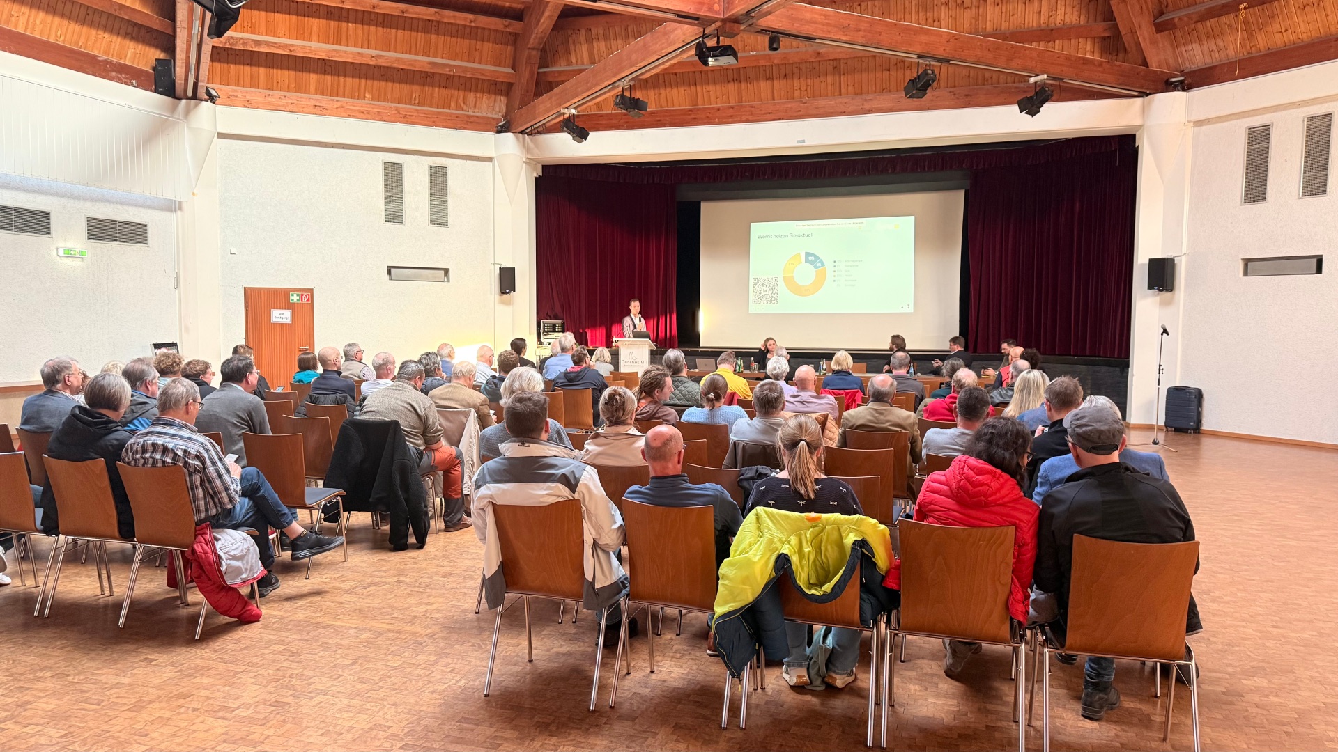 Zuschauer im Rheingau Atrium bei der Infoveranstaltung kommunale Wärmeplanung von hinten sitzend fotografiert.