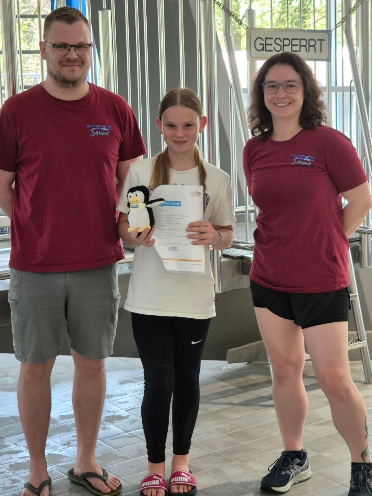 Zwei Mitarbeitenden des Rheingau Bades mit der Teilnehmerin vom Girls Day