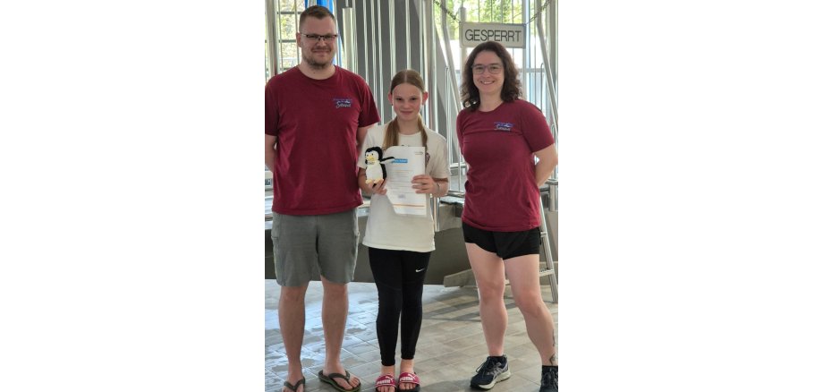 Zwei Mitarbeitenden des Rheingau Bades mit der Teilnehmerin vom Girls Day