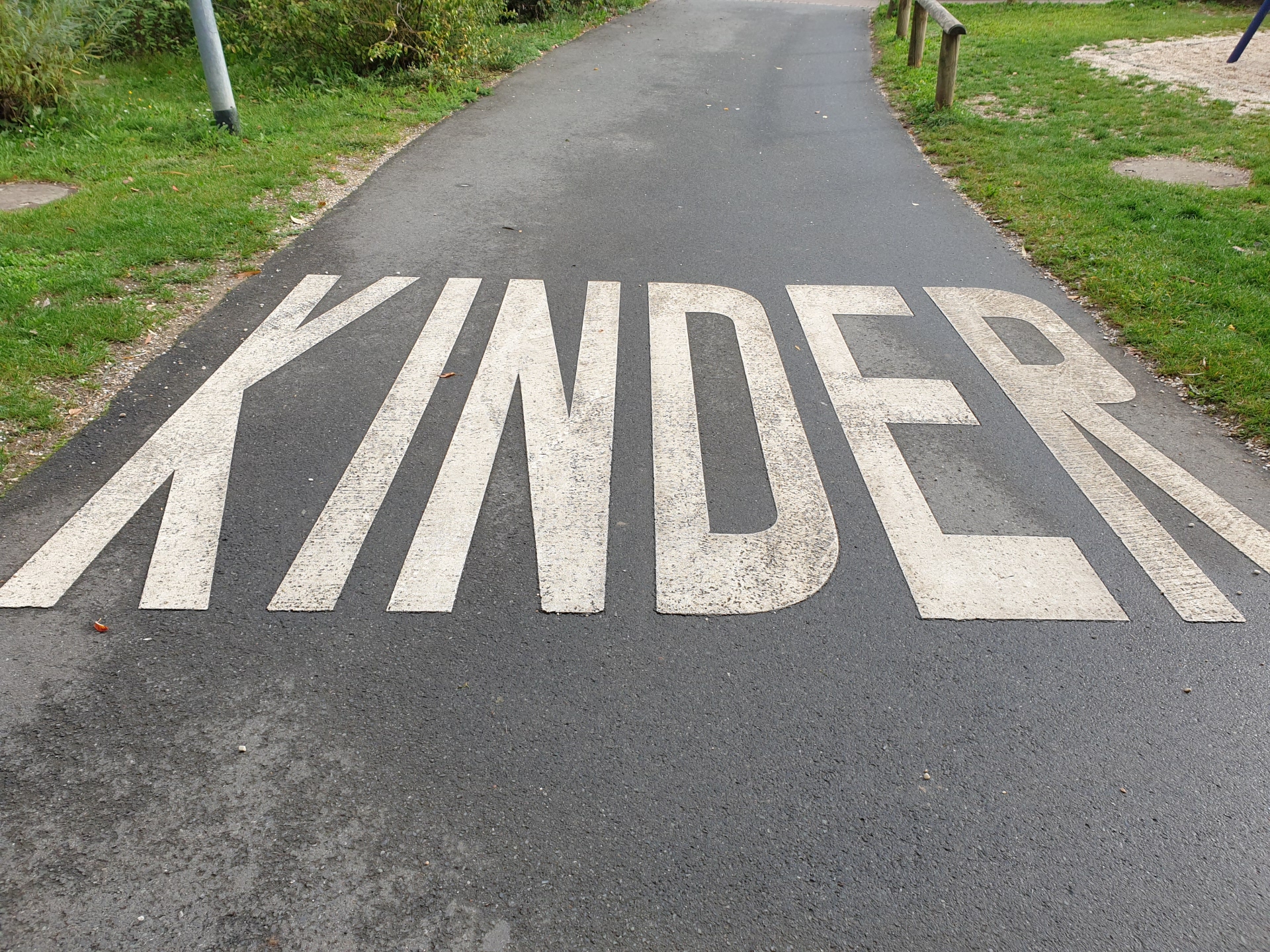 Straße mit Aufschrift Kinder
