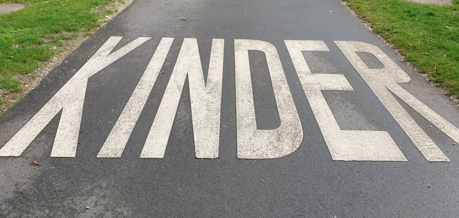 Straße mit Aufschrift Kinder