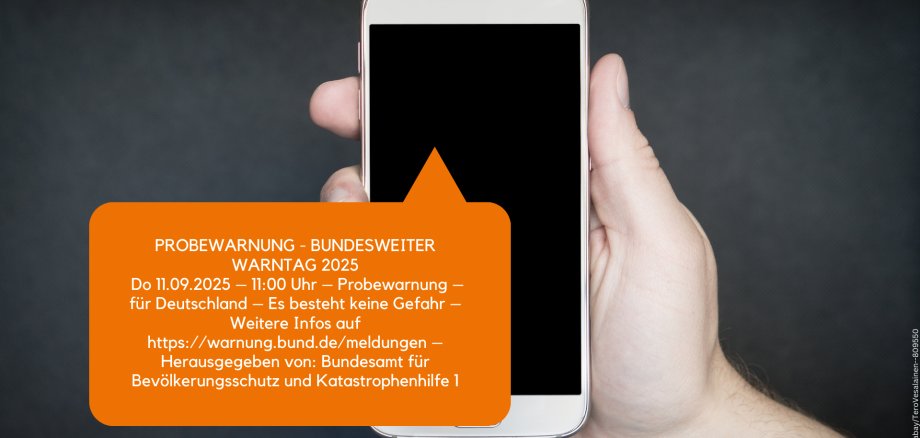 Smartphone vor rotem, qaulmendem Hintergrund und mit Warnzeichen auf dem Display
