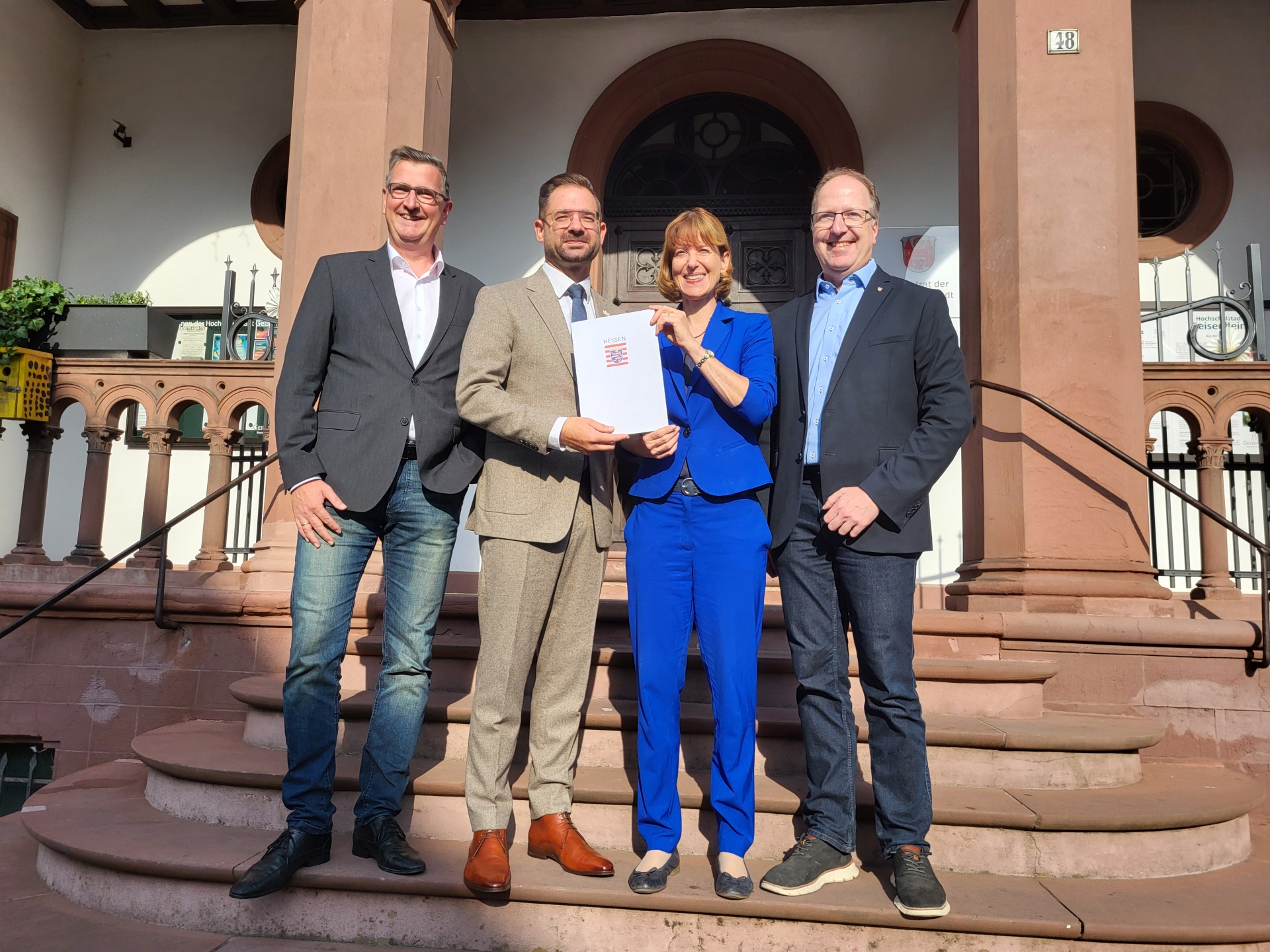 Vor dem Rathaus von links nach rechts Bundestagsabgeordneter Martin Rabanus (SPD), Bürgermeister Christian Aßmann, Staatsministerin Heike Hofmann (SPD) sowie Landtagsabgeordneter Ingo Schon (CDU)