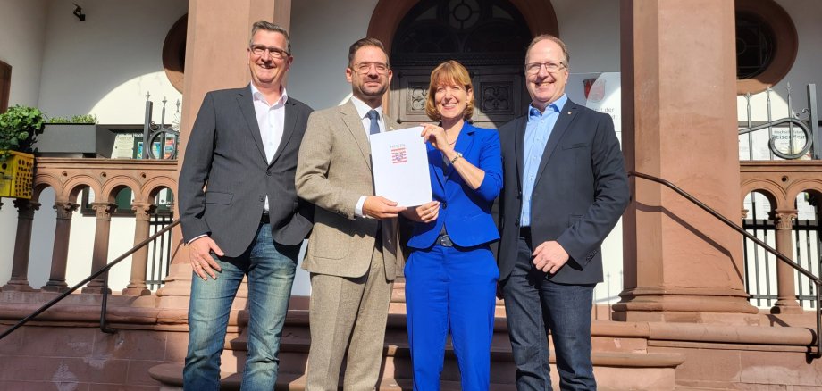 Vor dem Rathaus von links nach rechts Bundestagsabgeordneter Martin Rabanus (SPD), Bürgermeister Christian Aßmann, Staatsministerin Heike Hofmann (SPD) sowie Landtagsabgeordneter Ingo Schon (CDU)
