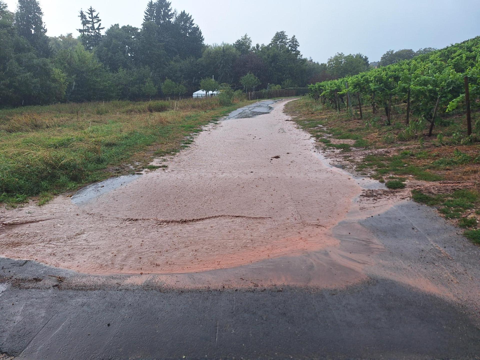 mit Regen überschwemmte Straße