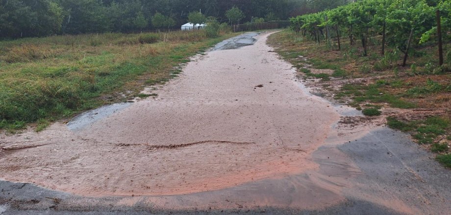 mit Regen überschwemmte Straße