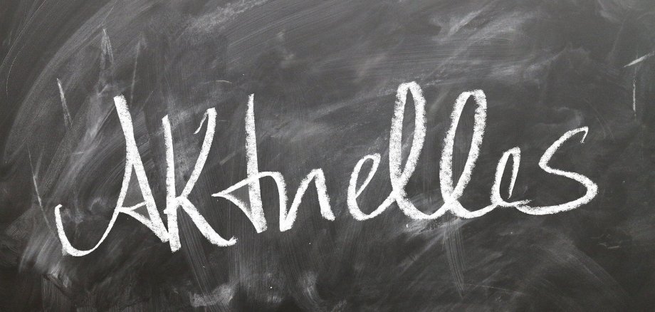 Tafel mit der Aufschrift: "Aktuelles"