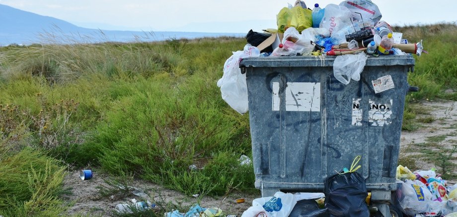 Überfüllter Müllcontainer