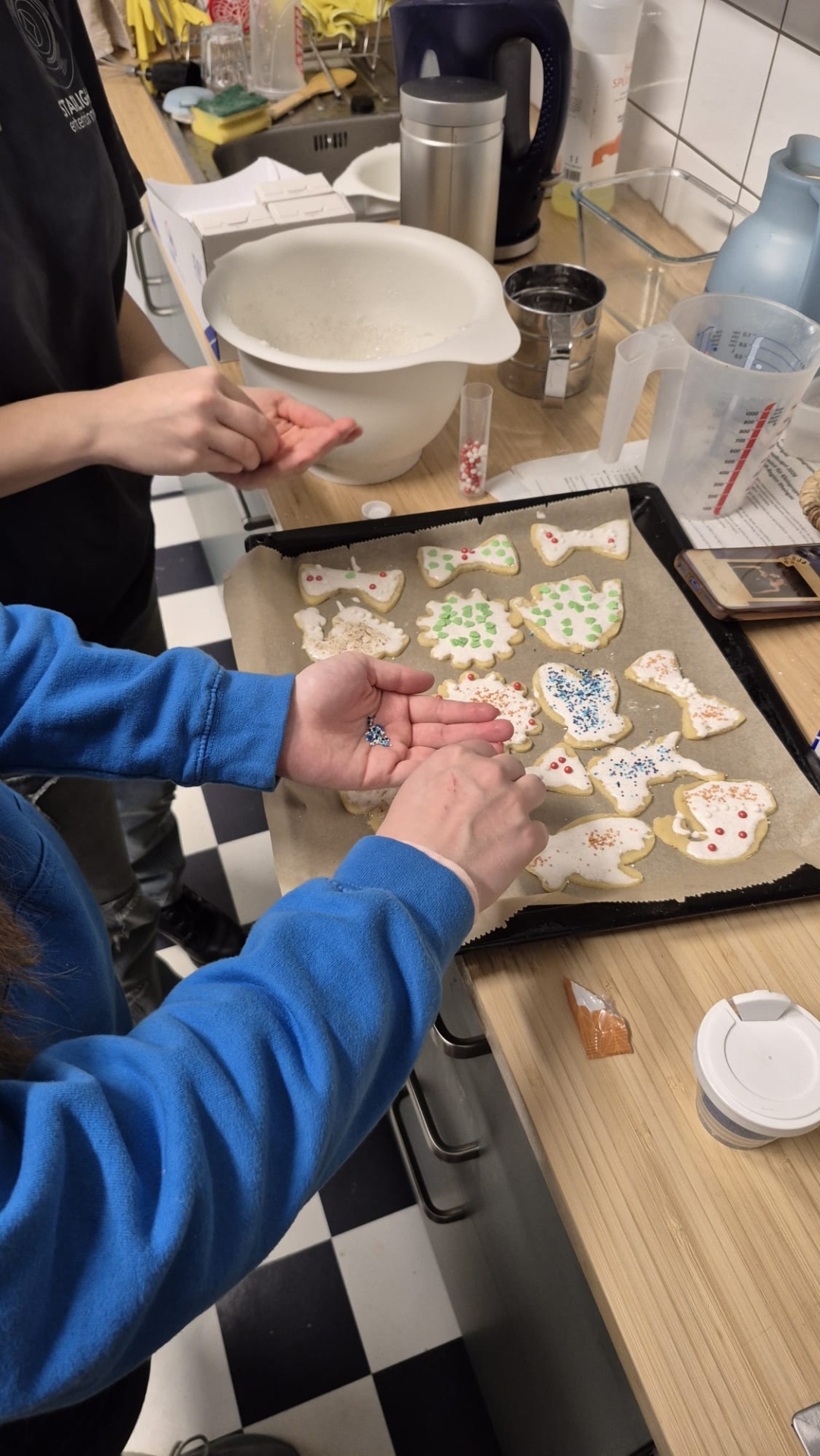 Kinder backen Plätzchen