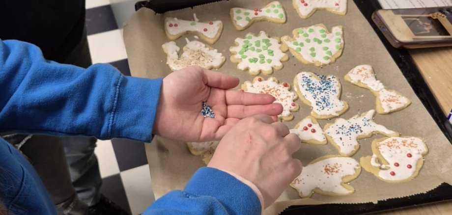 Kinder backen Plätzchen
