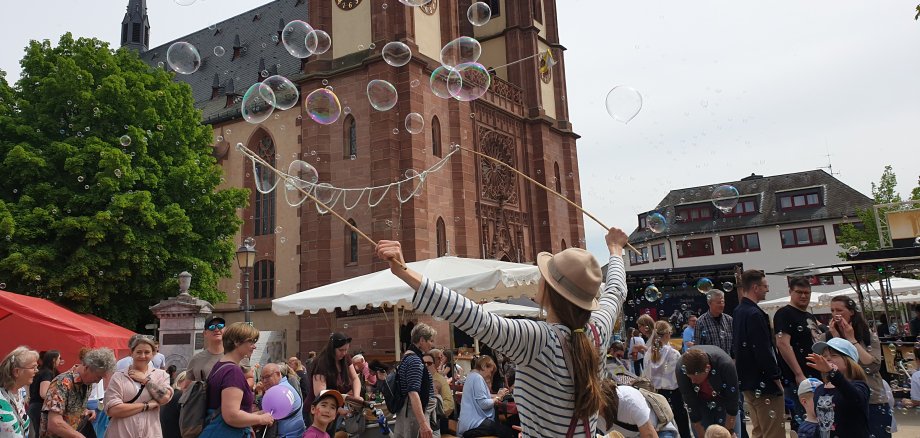 Domplatz mit Menschen und Seifenblasen-Walking-Act