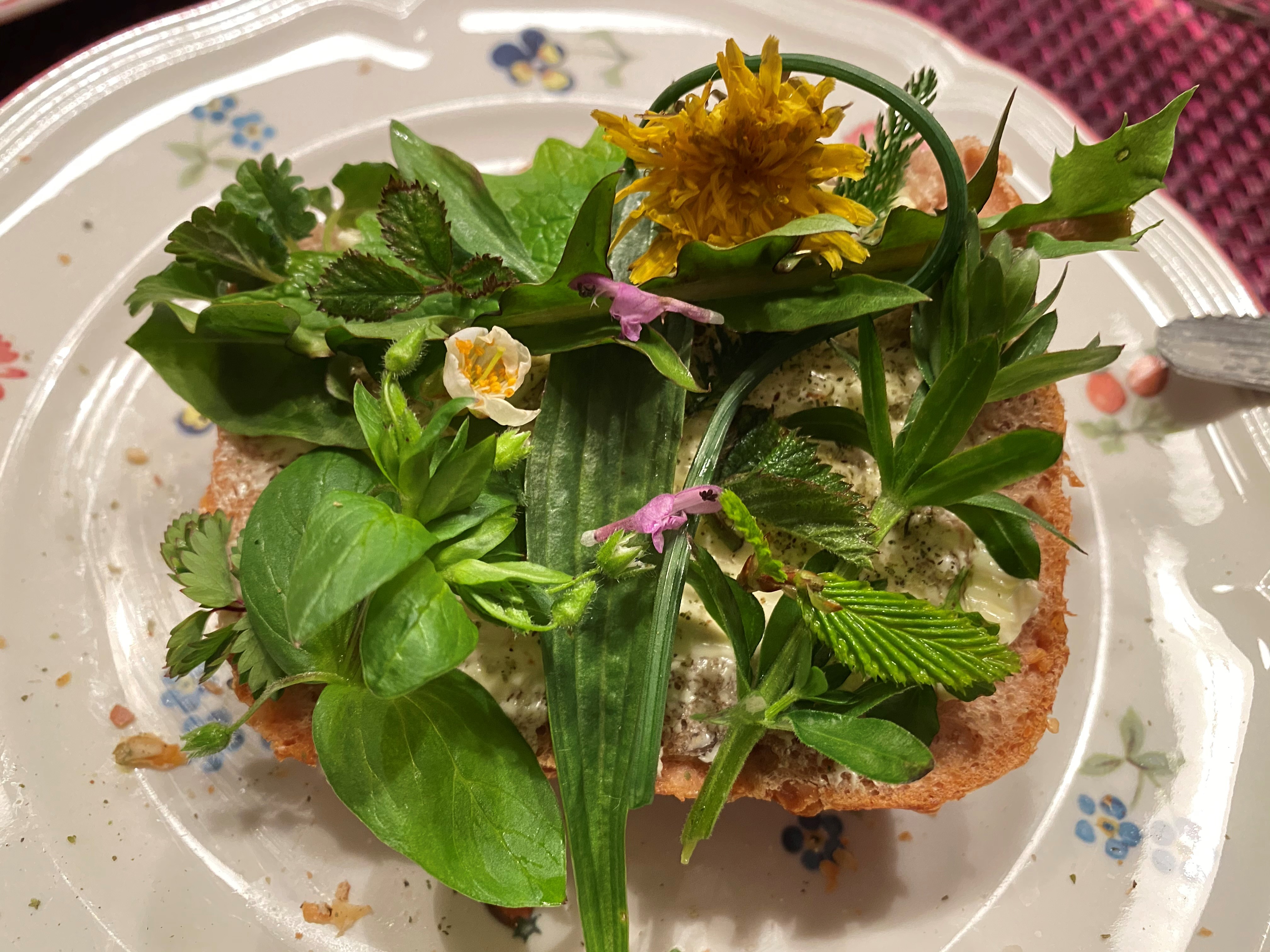 Kräuterbrot auf Teller