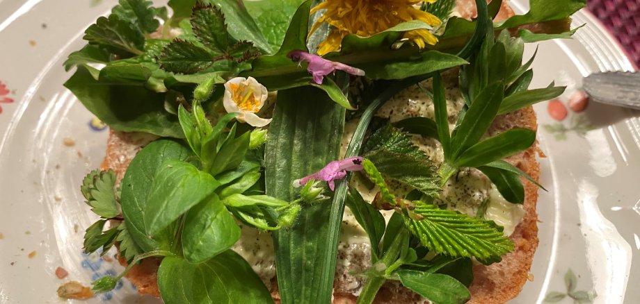 Kräuterbrot auf Teller