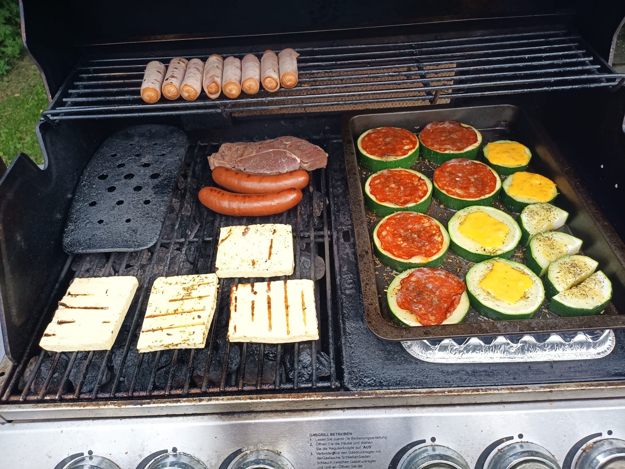 Ein Grill mit Grillgut