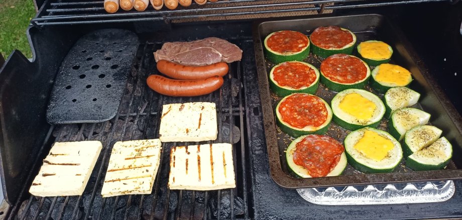 Ein Grill mit Grillgut