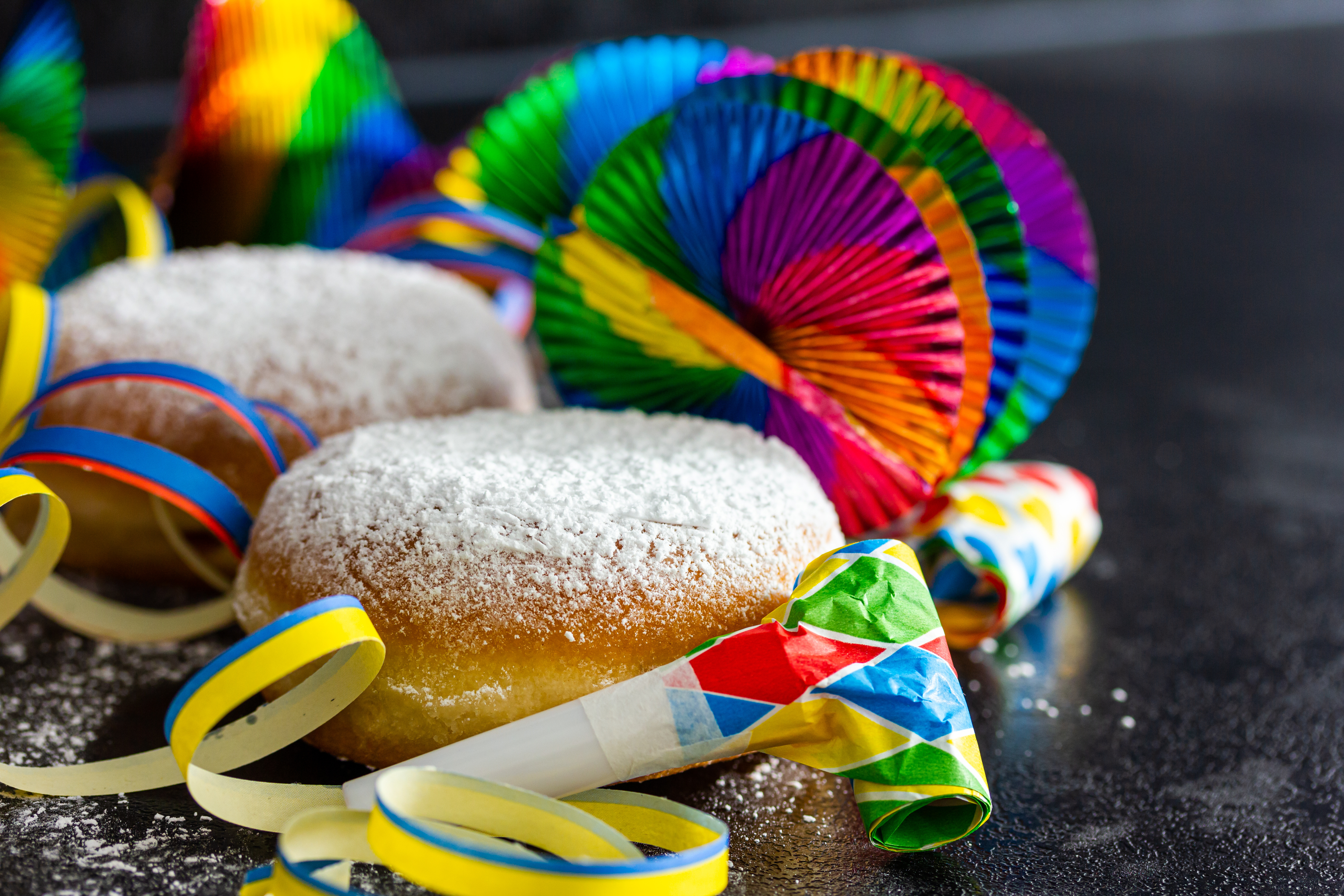 Berliner mit Puderzucker und Partydekoration