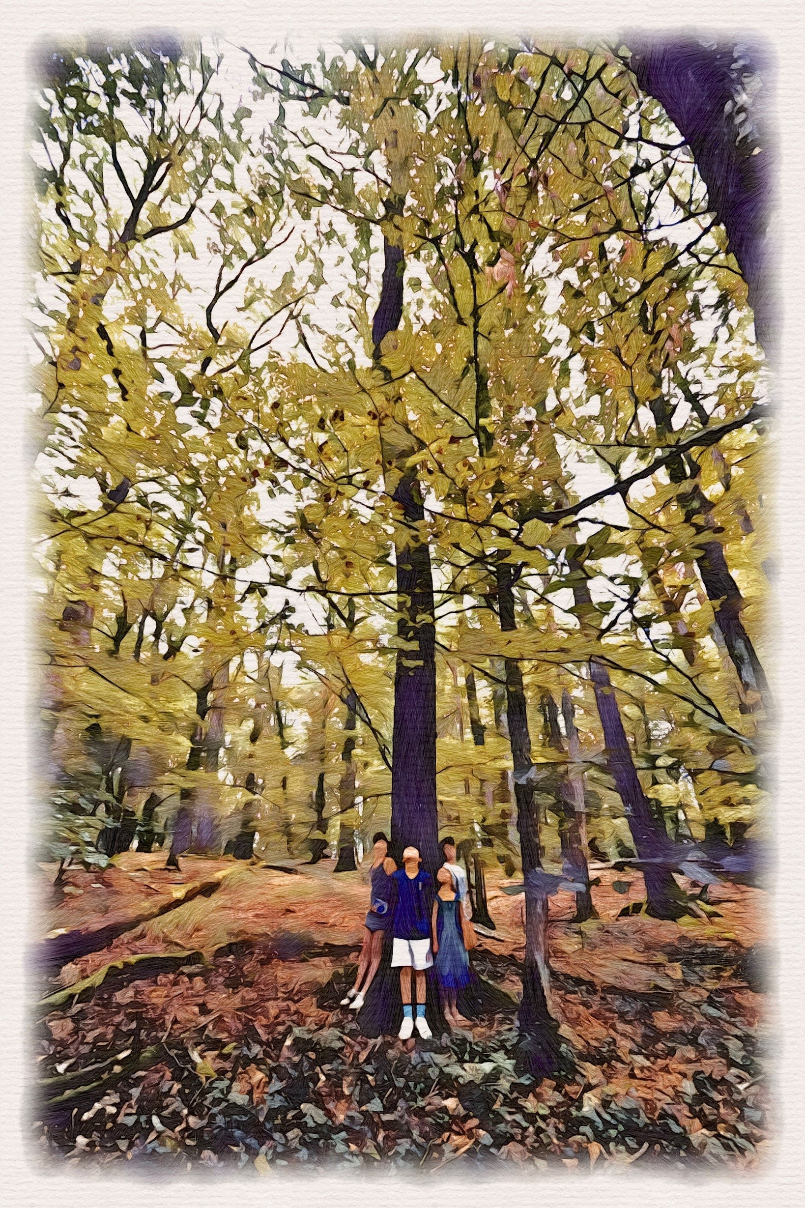 Kinder im Wald an einen Baum gelehnt