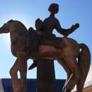 Die Spätlesereiter-Statue auf Schloss Johannisberg im Gegenlicht