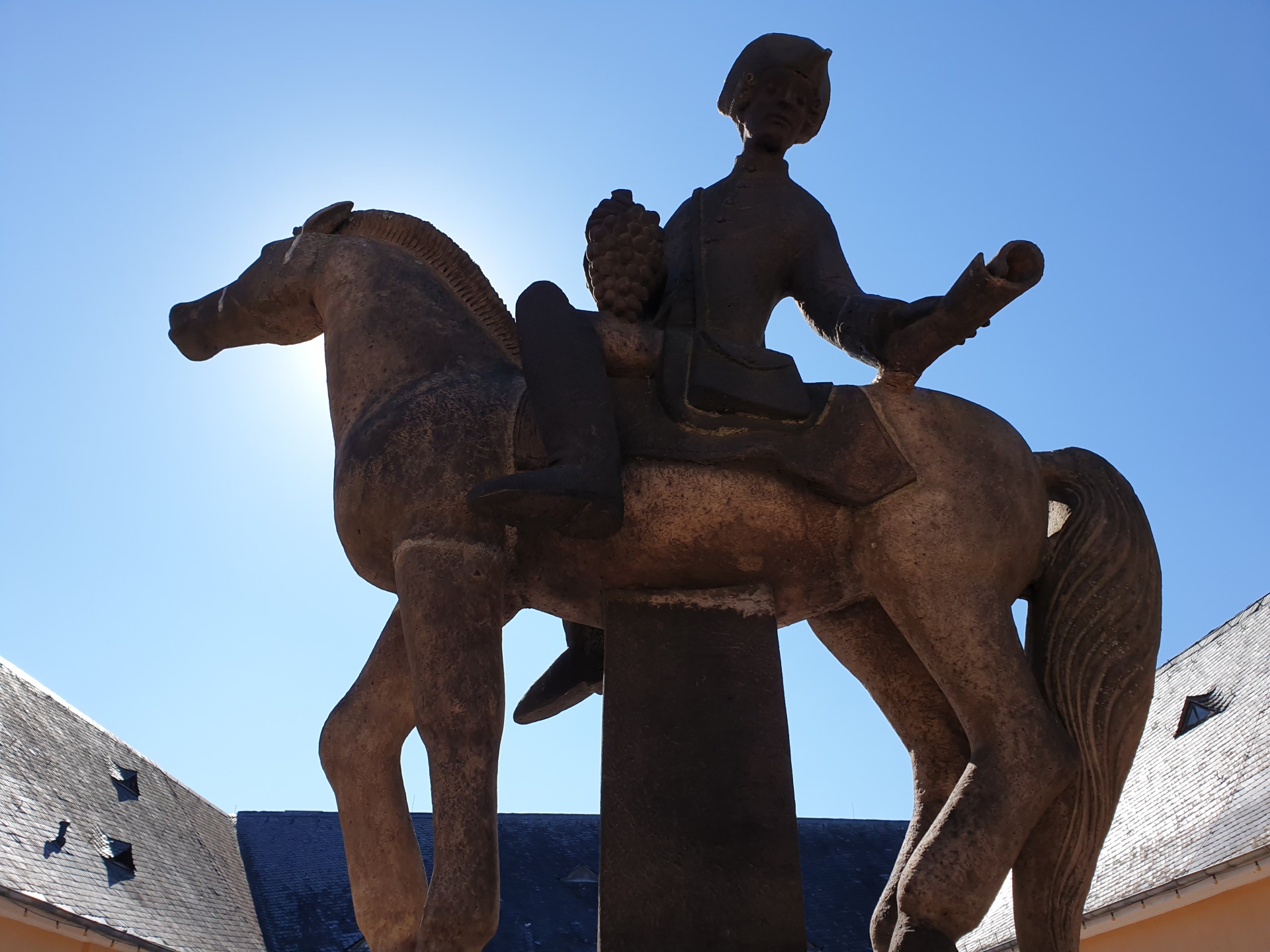 Die Spätlesereiter-Statue auf Schloss Johannisberg im Gegenlicht