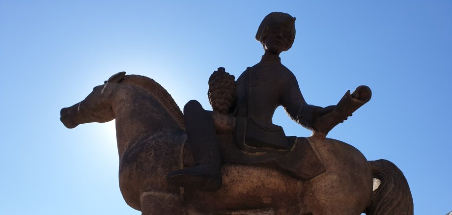 Die Spätlesereiter-Statue auf Schloss Johannisberg im Gegenlicht