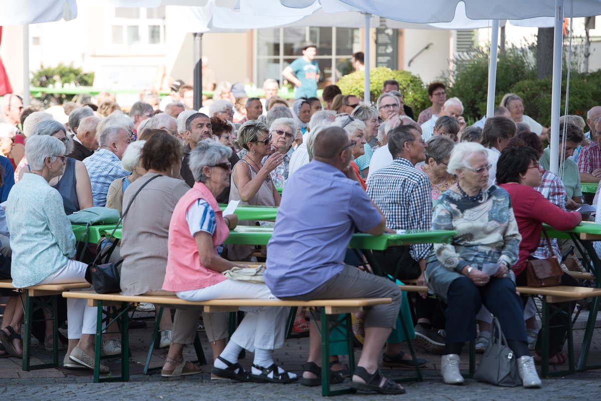 Ältere Menschen bei der Stunde der Heimat