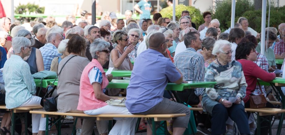 Ältere Menschen bei der Stunde der Heimat
