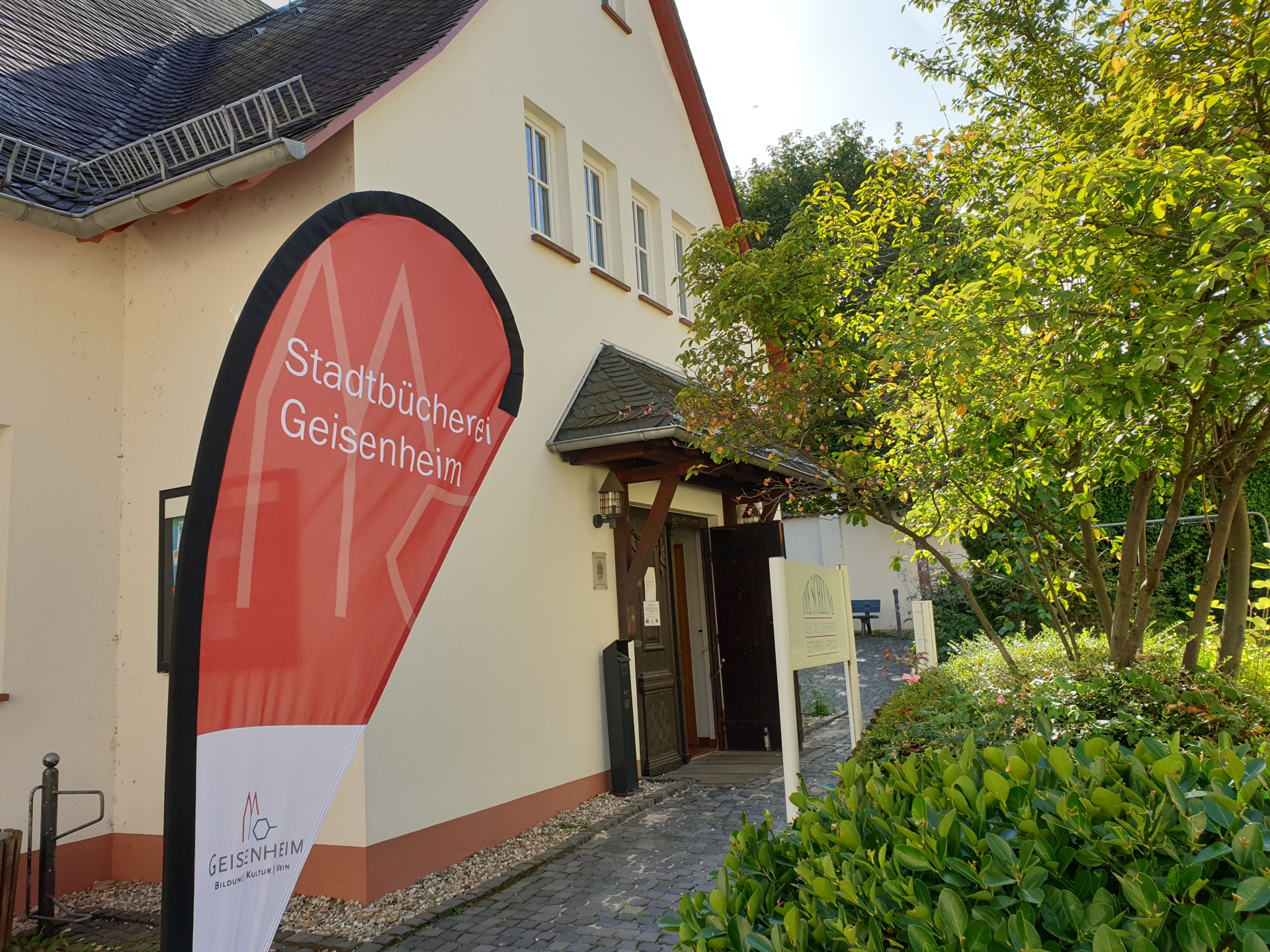 Eingang Stadtbücherei Geisenheim